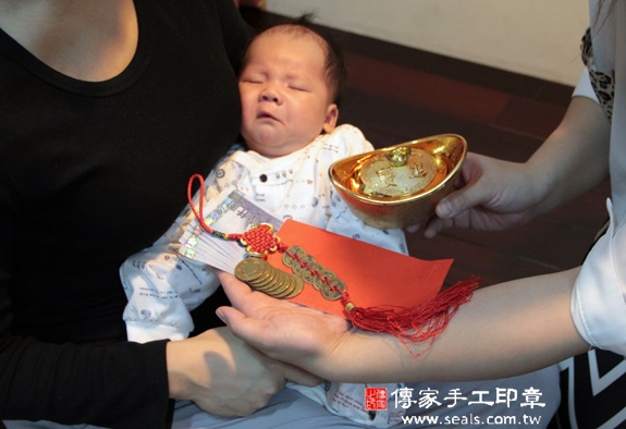 楊寶寶(新北汐止區到府嬰兒寶寶滿月剃頭理髮、免費到府嬰兒剃胎毛儀式吉祥話)。到府剃頭剃胎毛主持、專業拍照、DVD光碟、證書。★購買「臍帶章、肚臍章、胎毛筆刷印章」贈送：剃頭、收涎、抓周，三選一。2015.11.20 照片15